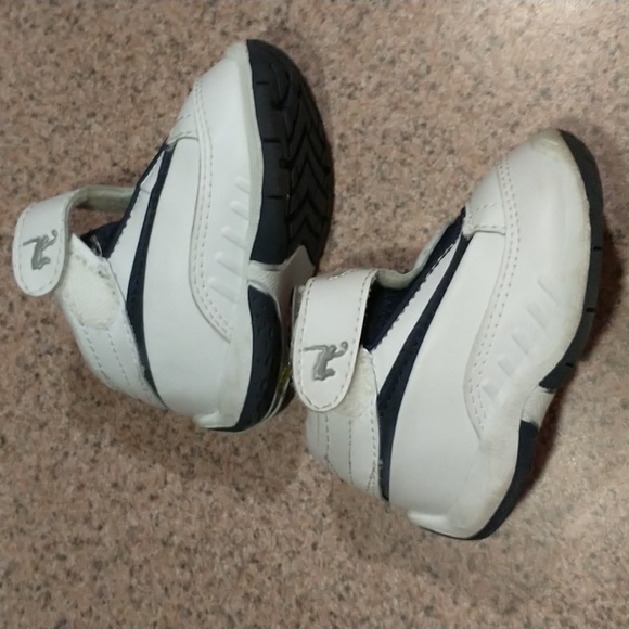 Kid Connection toddler size 2 action flex sneakers - Picture 2 of 10